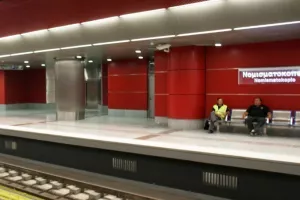 Αθήνα: Άνδρας έπεσε στις ράγες του μετρό