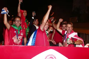 Η βόλτα των πρωταθλητών σε ΟΛΟ τον Πειραιά! (Φώτος)