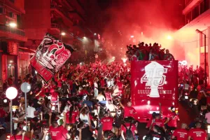 Η βόλτα των πρωταθλητών σε ΟΛΟ τον Πειραιά! (Φώτος)