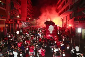 Η βόλτα των πρωταθλητών σε ΟΛΟ τον Πειραιά! (Φώτος)