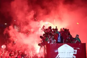 Η βόλτα των πρωταθλητών σε ΟΛΟ τον Πειραιά! (Φώτος)