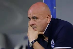 Τρίβει τα χέρια του