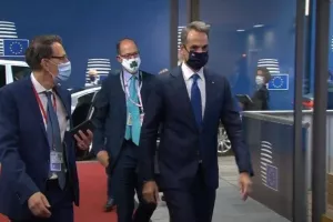 Συνεργάτης του Μητσοτάκη με μάσκα του Παναθηναϊκού στην Σύνοδο Κορυφής!!