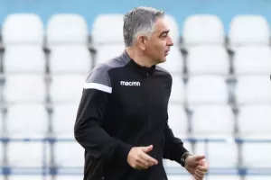 "Ήρθε η ώρα για τον αποχαιρετισμό/ Νιώθω περήφανος και αποχωρώ με ψηλά το κεφάλι..."