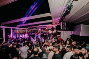 ΣΥΝΕΛΑΒΑΝ τεχνικό διευθυντή, επειδή οι παίκτες του χόρευαν στην πίστα!