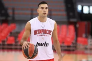 Συνεχίζεται η δουλειά, παραμένει σε καραντίνα ο Παπανικολάου