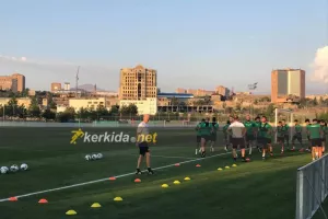 ΔΙΠΛΑ στους παίκτες