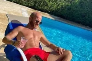 Χαλαρός στην πισίνα