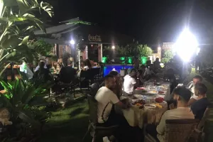 Τους τραπέζωσε (φώτος)