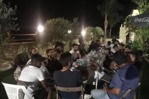 Τους τραπέζωσε (φώτος)