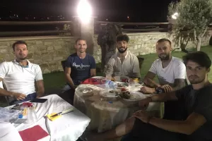 Τους τραπέζωσε (φώτος)