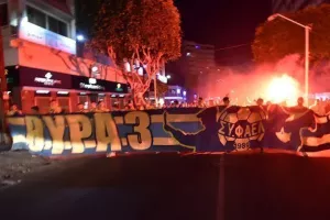 ΕΠΙΘΕΣΗ: "Αρχίζει στα ετοιμόρροπα γήπεδα το θέατρο"