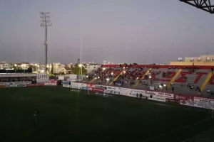 (ΤΩΡΑ) ΕΠΙΣΤΡΕΦΟΥΝ οι ρεφ, αρχίζει ο αγώνας (βίντεο/φώτος)