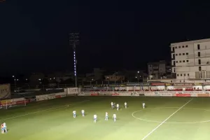 (ΤΩΡΑ) ΕΠΙΣΤΡΕΦΟΥΝ οι ρεφ, αρχίζει ο αγώνας (βίντεο/φώτος)