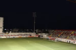 (ΤΩΡΑ) ΕΠΙΣΤΡΕΦΟΥΝ οι ρεφ, αρχίζει ο αγώνας (βίντεο/φώτος)