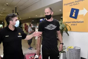 Έφτασε και ο Λοτζέσκι για την ΑΕΚ (φώτος)