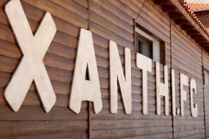 "Ελληνίδες, Έλληνες,  Που ζείτε σε αυτήν την υπέροχη χώρα που λέγεται Ελλάδα..."