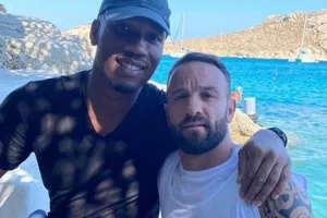 Με Ντρογκμπά στη Μύκονο ο Βαλμπουενά