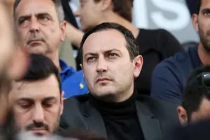 "Αν έπαιρνα 1 ευρώ για κάθε αρνητική σκέψη/ Όλες οι θέσεις παίζονται εκτός από τις τέσσερις πρώτες"