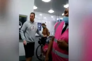 Μπουνιές στο μετρό λόγω... μάσκας (βίντεο)