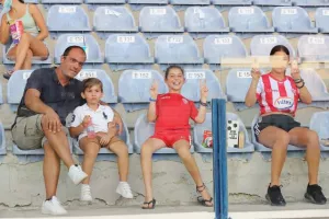 (ΦΩΤΟΣ) Ο κόσμος της Σαλαμίνας στην πρεμιέρα