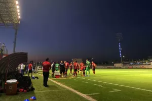 (ΤΩΡΑ) ΕΠΙΣΤΡΕΦΟΥΝ οι ρεφ, αρχίζει ο αγώνας (βίντεο/φώτος)