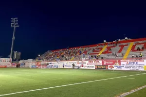(ΤΩΡΑ) ΕΠΙΣΤΡΕΦΟΥΝ οι ρεφ, αρχίζει ο αγώνας (βίντεο/φώτος)