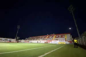 (ΤΩΡΑ) ΕΠΙΣΤΡΕΦΟΥΝ οι ρεφ, αρχίζει ο αγώνας (βίντεο/φώτος)