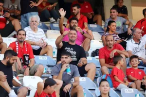 (ΦΩΤΟΣ) Ο κόσμος της Σαλαμίνας στην πρεμιέρα