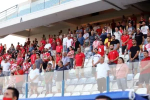 (ΦΩΤΟΣ) Ο κόσμος της Σαλαμίνας στην πρεμιέρα