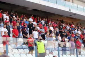 (ΦΩΤΟΣ) Ο κόσμος της Σαλαμίνας στην πρεμιέρα