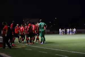 (ΤΩΡΑ) ΕΠΙΣΤΡΕΦΟΥΝ οι ρεφ, αρχίζει ο αγώνας (βίντεο/φώτος)