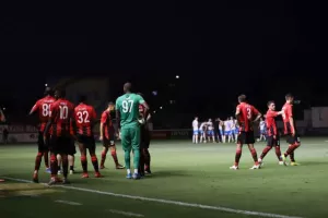 (ΤΩΡΑ) ΕΠΙΣΤΡΕΦΟΥΝ οι ρεφ, αρχίζει ο αγώνας (βίντεο/φώτος)