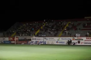 (ΤΩΡΑ) ΕΠΙΣΤΡΕΦΟΥΝ οι ρεφ, αρχίζει ο αγώνας (βίντεο/φώτος)