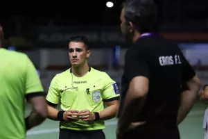 (ΤΩΡΑ) ΕΠΙΣΤΡΕΦΟΥΝ οι ρεφ, αρχίζει ο αγώνας (βίντεο/φώτος)