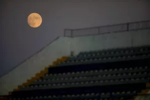 Πανσέληνος με φόντο τον ΦΟΙΝΙΚΑ (φώτος)