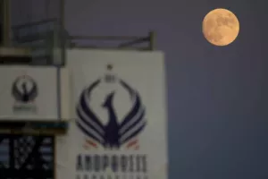 Πανσέληνος με φόντο τον ΦΟΙΝΙΚΑ (φώτος)