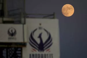 Πανσέληνος με φόντο τον ΦΟΙΝΙΚΑ (φώτος)