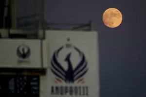 Πανσέληνος με φόντο τον ΦΟΙΝΙΚΑ (φώτος)