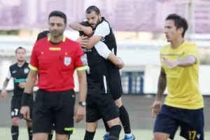 Με Καλτσά και Χριστοφή... καθάρισε νωρίς (φώτος)