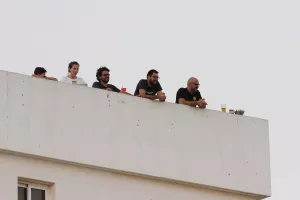 Έτσι... κερδίζεις την κάρτα, τον Covid ΚΑΙ λεφτά! 