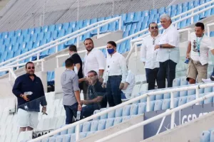 "Πεντάμορφος" Απόλλωνας με... SHOW Νταμπό!  (Φώτος)