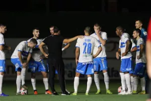 (ΤΩΡΑ) ΕΠΙΣΤΡΕΦΟΥΝ οι ρεφ, αρχίζει ο αγώνας (βίντεο/φώτος)