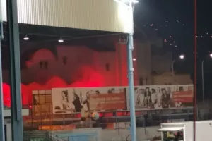 Φωτοβολίδες και… συνθήματα έξω από το Τσίρειο (φώτος)