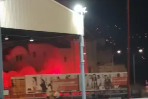 Φωτοβολίδες και… συνθήματα έξω από το Τσίρειο (φώτος)