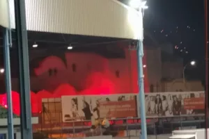 Φωτοβολίδες και… συνθήματα έξω από το Τσίρειο (φώτος)