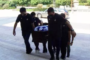 Έξι αρχηγοί του ΑΠΟΕΛ μετέφεραν το φέρετρο του Αντωνάκη