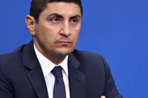 Αυγενάκης: «Θλίψη για την απώλεια του αιώνιου έφηβου»