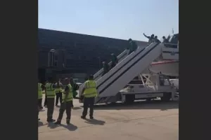 Ανάρτηση για την υποδοχή στο αεροδρόμιο/ΦΩΤΟ