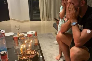Με κλειστά μάτια/Μπεν Σαχάρ
